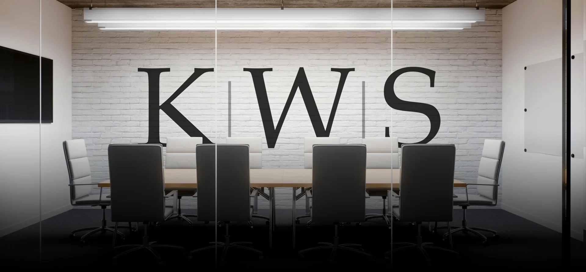 ガラス壁にKWSのロゴが描かれたKWS Internationalの会議室